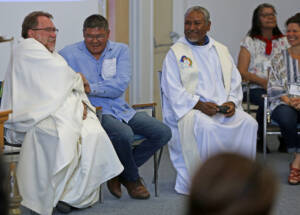 Mgr Martin Laliberté et un homme atikamekw