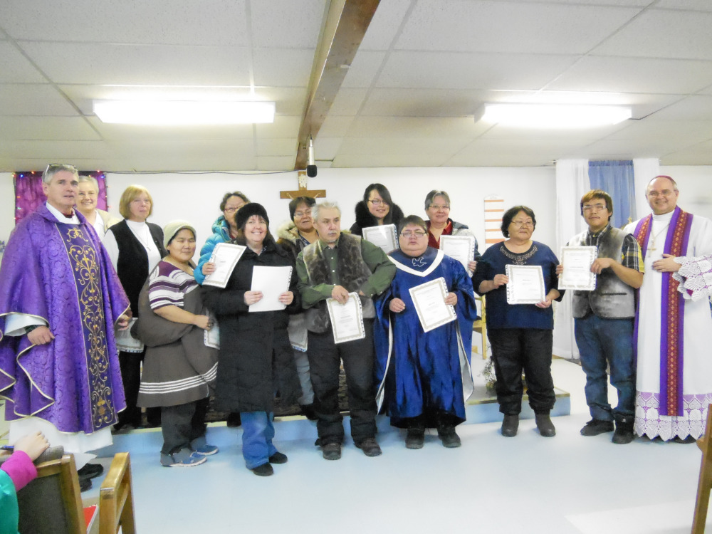 Finissants recevant leur diplômes des mains de l'évêque Anthony Krótki, o.m.i. | Photo : Courtoisie