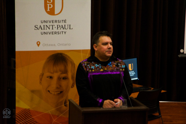 Dr Niigaan Sinclair, fils du juge manitobain d'origine anicinabe Murray Sinclair | Photo : Nnaemeka Ali