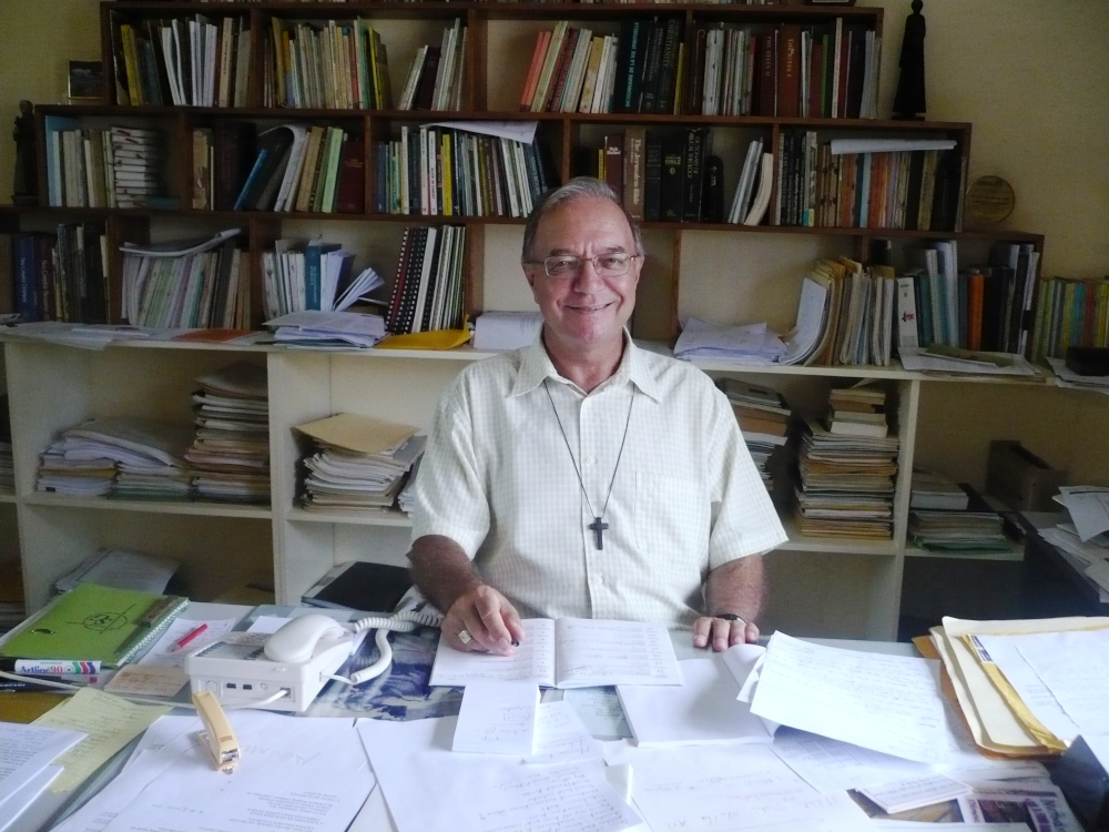 Mgr Gilles Côté à son bureau | Photo : auteur inconnu