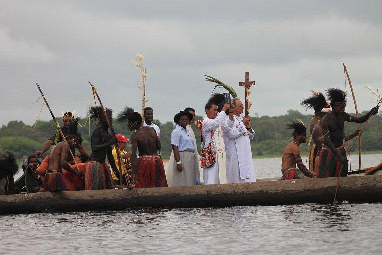 Mgr Gilles Côté dans un canot en Papouasie-Nouvelle-Guinée | Photo : auteur inconnu