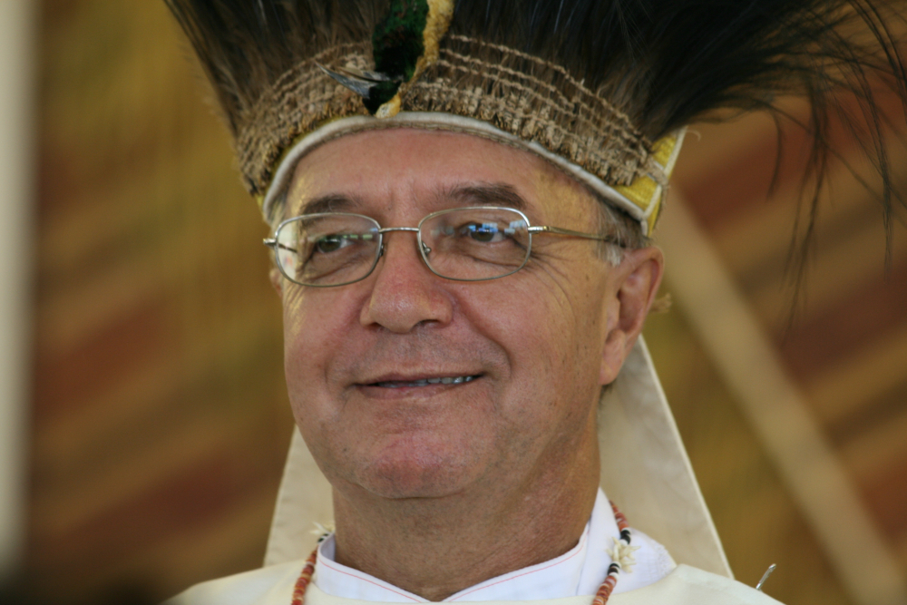 Mgr Gilles Côté arbore une coiffe papoue | Photo : auteur inconnu