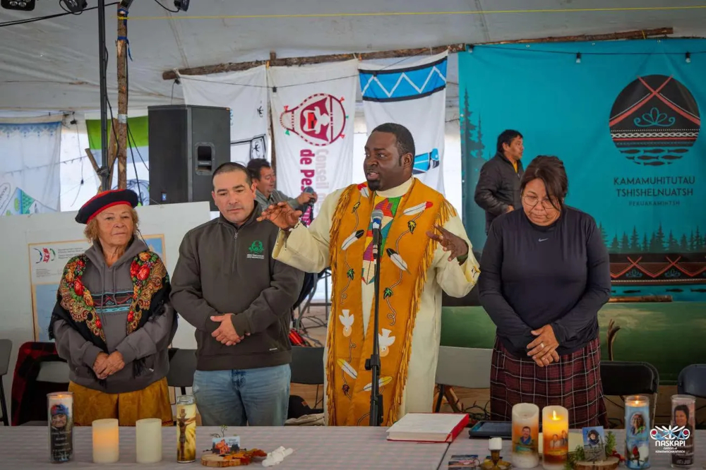 Partage du bannock en cercle sacré autour de l'autel | Photo : auteur inconnu