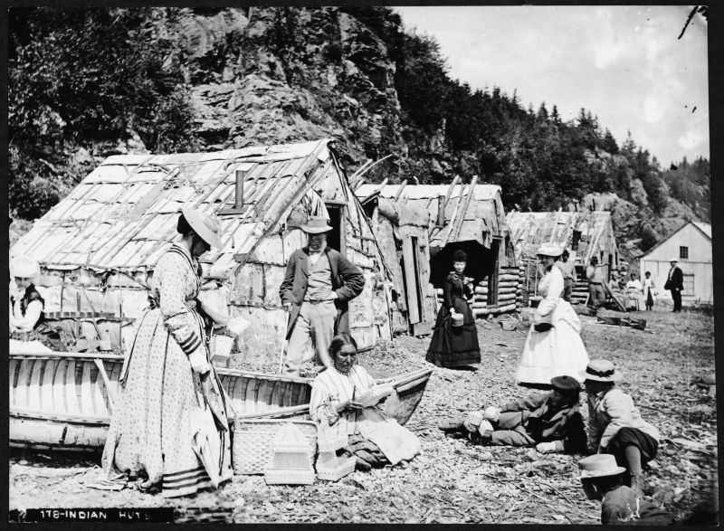 Campement amérindien à La Malbaie, [vers 1900] | Archives nationales à Québec, Fonds J. E.&nbsp;Livernois Ltée, (03Q,P560,S1,P178), Photographe non identifié.