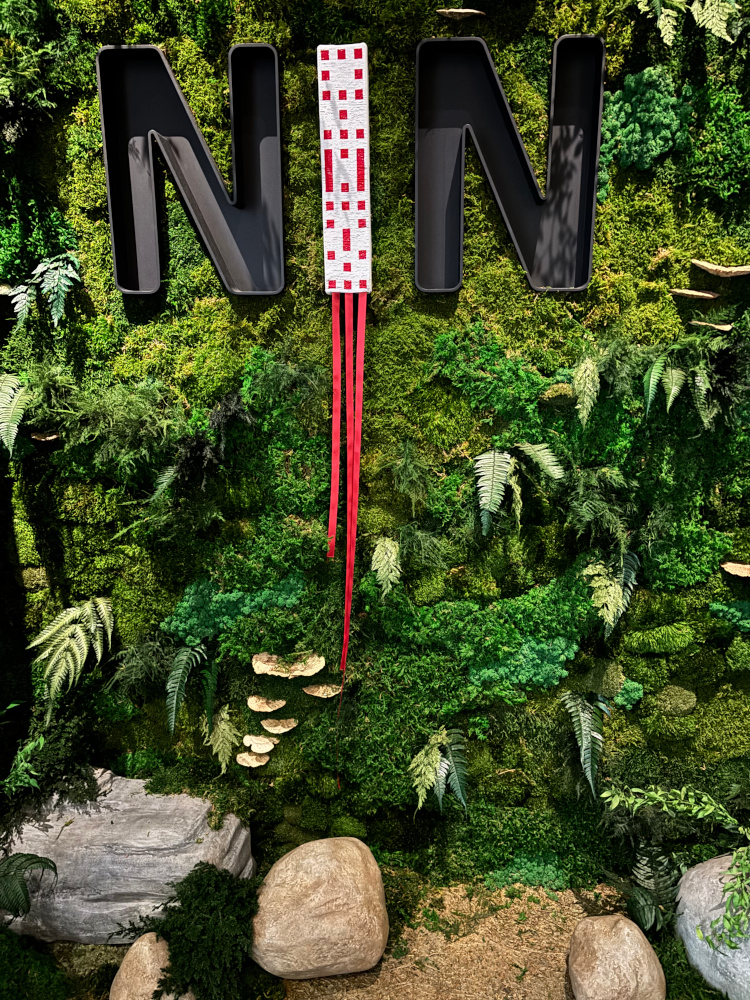 Entrée végétalisée de l'exposition NIN « Je suis » | Photo : Julie Baribeau