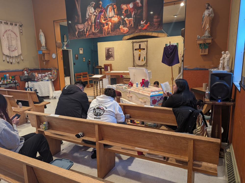 Quelques membres de la famille à l'église Saint-Georges | Photo : Sébastien Lafontaine