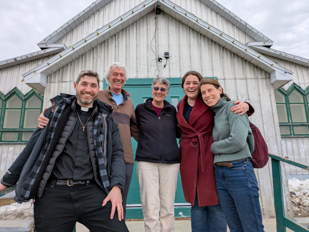 L'abbé Benoit Guédas, Jocelyne Guénard, Alain Bilodeau, d.p., Laura-Maude Fiset et Élise Lussier Desbiens | Photo : xxx
