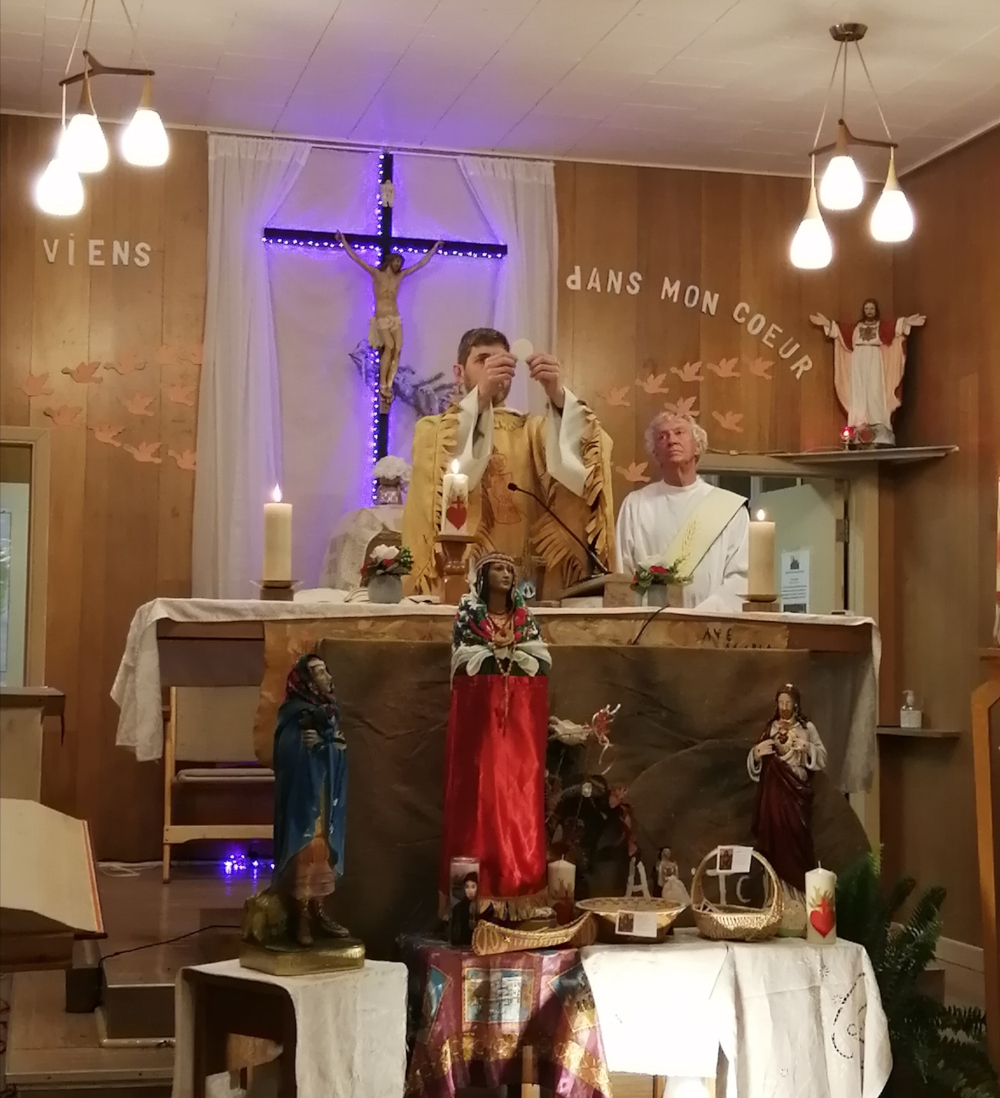 Le père Guédas célébrant l'eucharistie | Photo : xxx