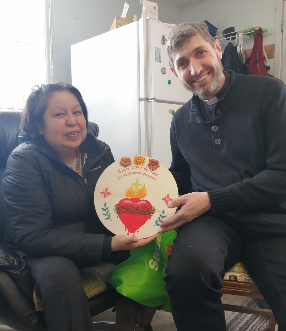 Le père Benoît Guédas avec une aînée atikamekw | Photo : xxx